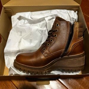 BRAND NEW still inbox women’s wedge boots from Buckle. Size 7